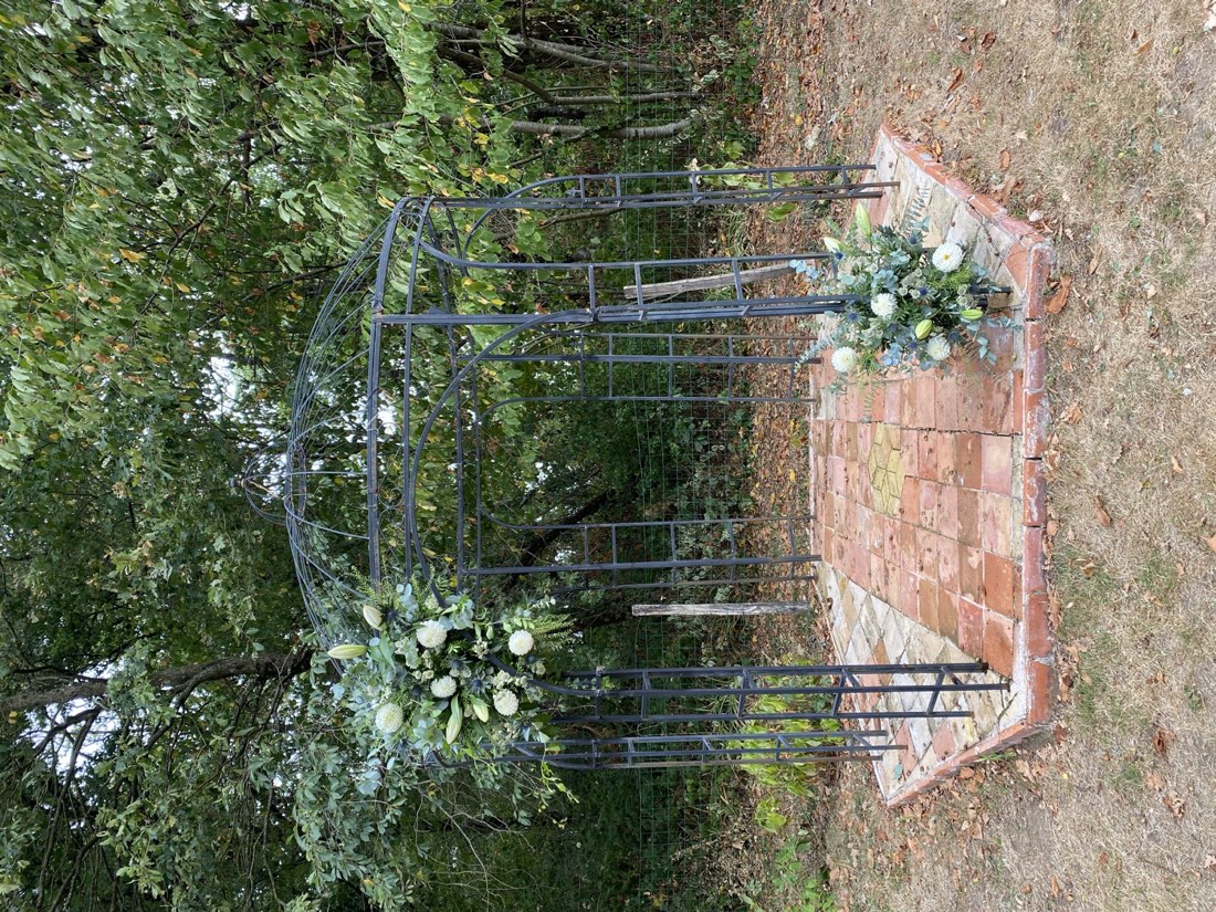 Gloriette fleurie