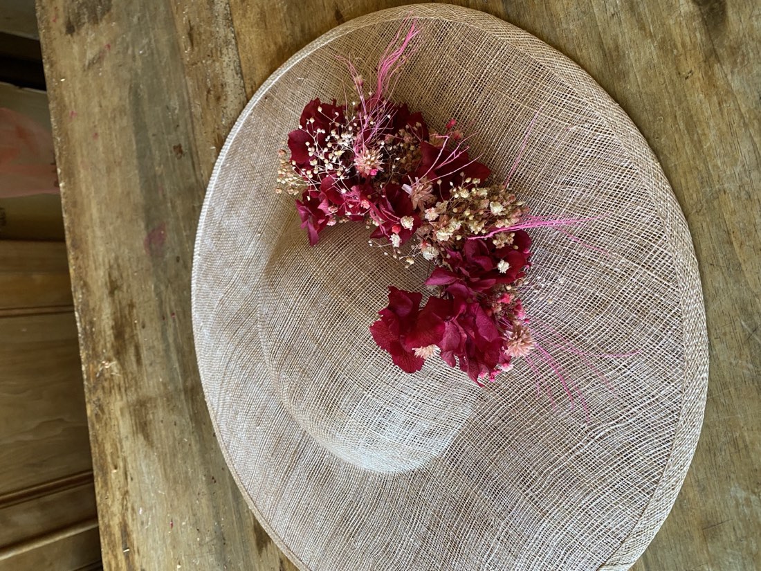 Chapeau fleuri en fleurs séchées